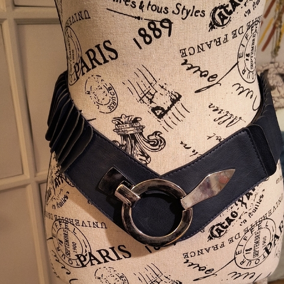 Stylish Blue Navy Stretchy Faux Leather Belt. Size Large. Great Condition - Picture 1 of 5